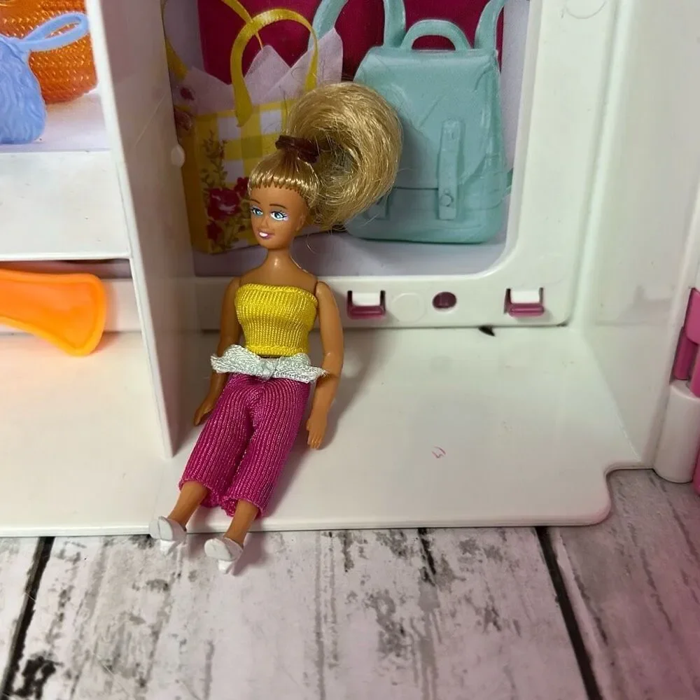 Barbie 2018 Mattel Pink White Wardrobe Clothing Closet 6 pairs shoes 2‎ Handbags